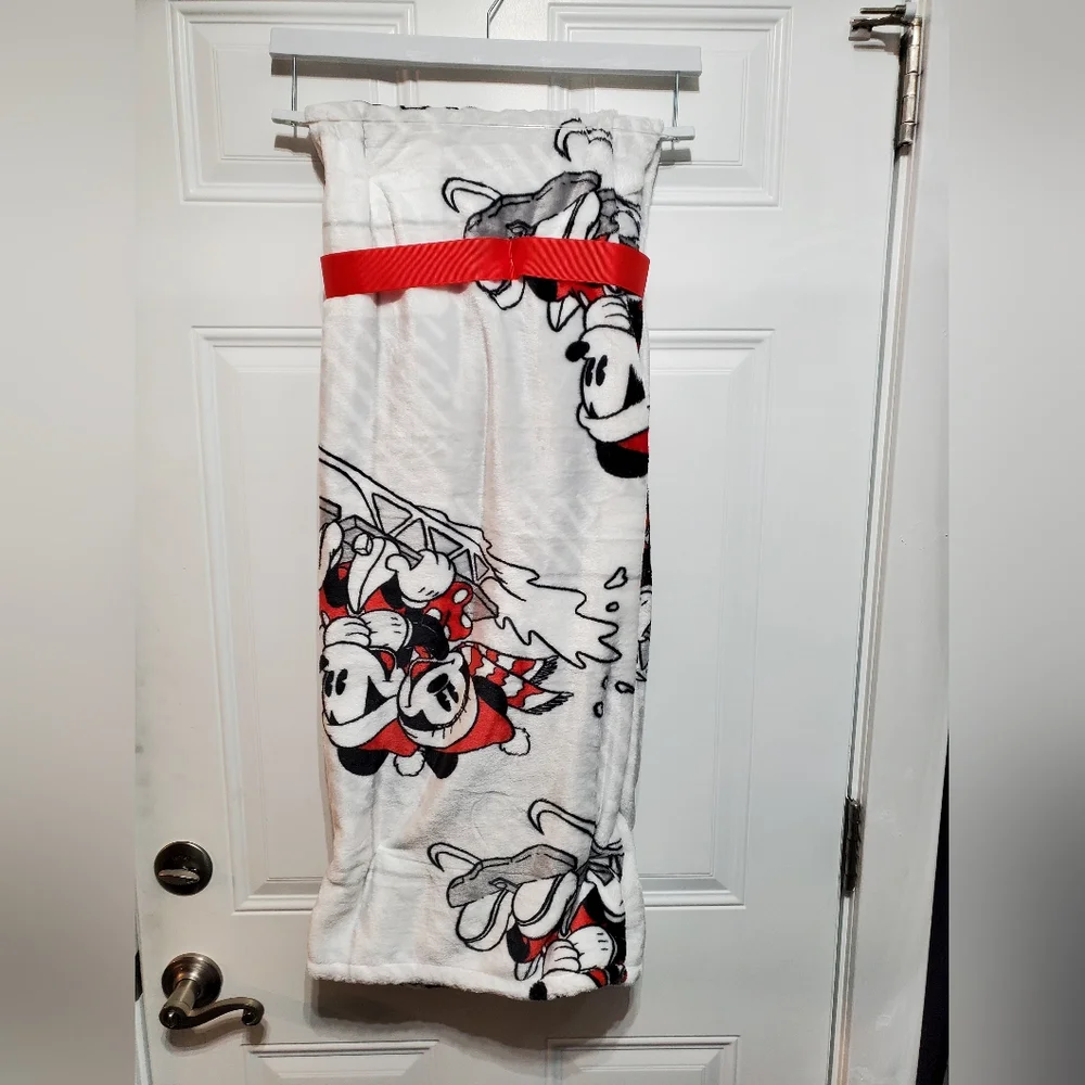 Disney Mickey and Minnie Mouse Plush Blanket Winter Sledding